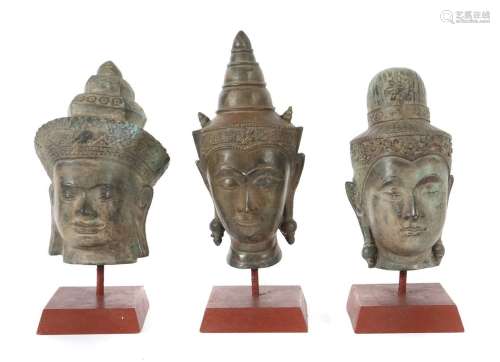 Drei Buddhaköpfe Kambodscha, 20. Jh., Bronze patiniert, Häup...