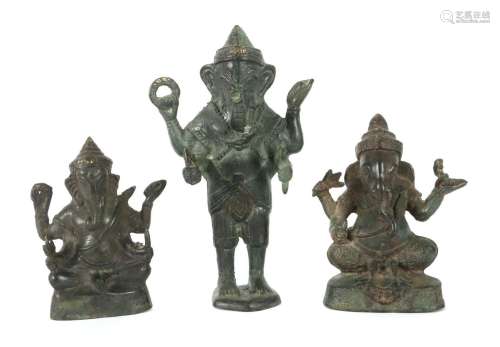 Drei Ganesha-Figuren Indien, 2. Hälfte 20. Jh., Bronze/patin...