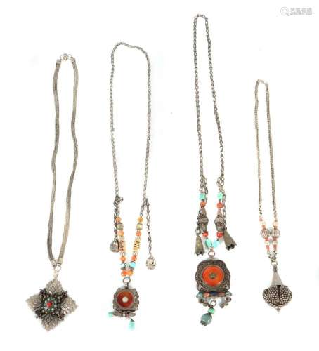4 Amulettketten Nepal/Tibet, 20. Jh., meist Silber, Amuletta...