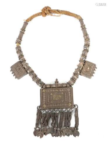 Halsschmuck mit Amulettbehälter (hirz) Oman, 19./20. Jh., Si...