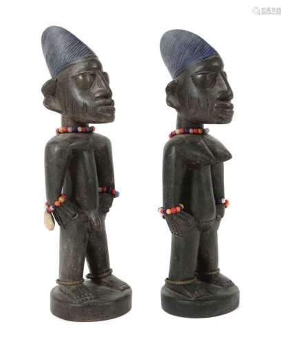 Yoruba Ibeji-Figurenpaar Nigeria, Holz schwarz und blau gefä...