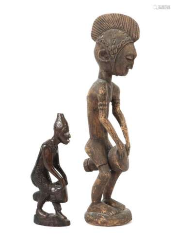 Zwei Trommelspielerfiguren Afrika, Holz, jeweils auf Stand s...
