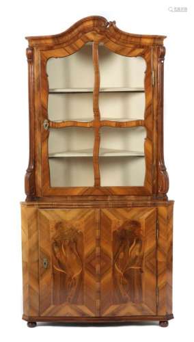 Eckvitrine mit Rocaillebogenabschluss um 1810, Nussbaum/Mase...