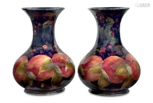 William Moorcroft (1872-1945)<br />
<br />
Pair of vases in ...