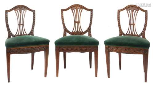 Drei Louis XVI-Stühle um 1800, Nussbaum, spitz zulaufende Vi...