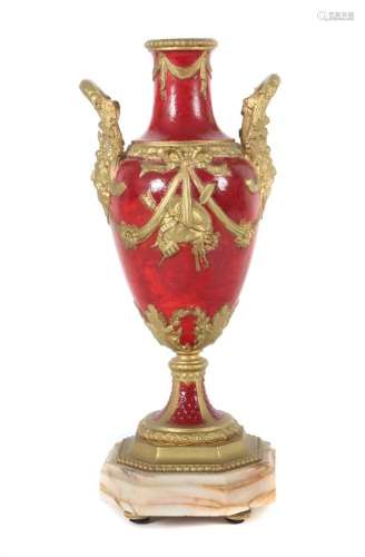 Zwei-Henkel-Vase Ende 19. Jh., rot und goldfarben staffierte...