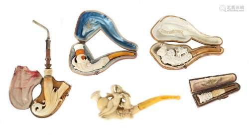 4 Meerschaumpfeifen, 1 Zigarettenspitze um 1900, 1x in Volut...