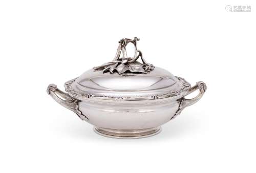 A FRENCH SILVER ENTREE DISH, LINER AND COVER