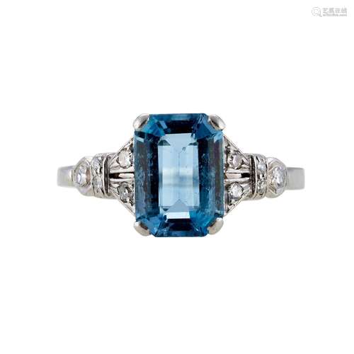 A 1940S AQUAMARINE AND DIAMOND RING