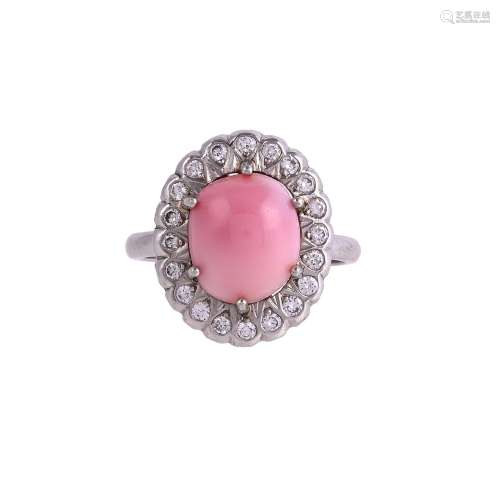【Y】 A CONCH PEARL, DIAMOND AND PLATINUM CLUSTER RING, LONDON...