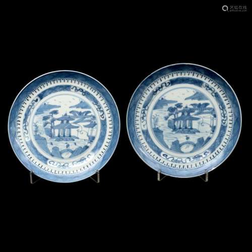 Pair of Chinese porcelain dishes of "Canton"