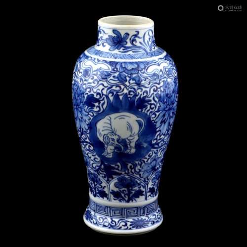 Chinese porcelain pot kangxi (1662-1722)