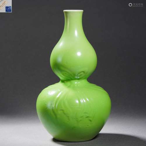 An Apple Green Glaze Double Gourds Vase