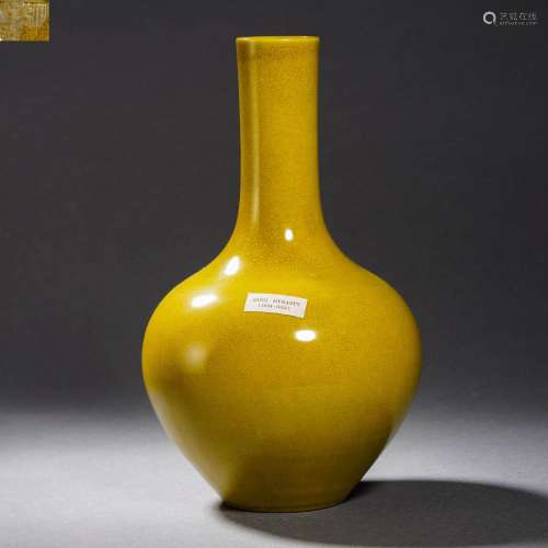 A Yellow Glaze Bottle Vase