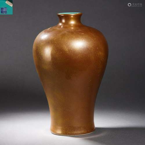 A Golden Glaze Vase Meiping