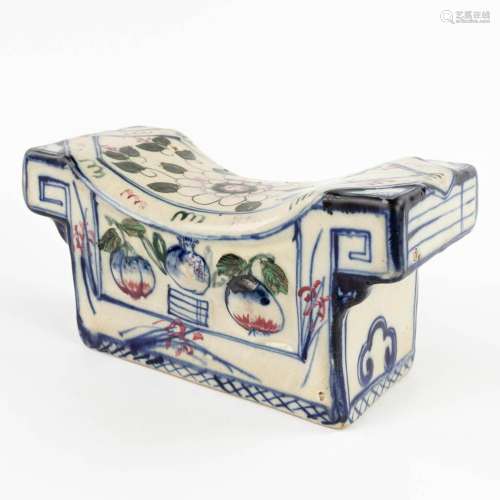 A Chinese pillow, polychrome porcelain, 18th/19th C. (D:11 x...