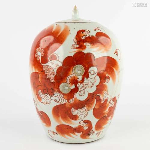 A Chinese ginger jar, red decor of a foo dog. 19th/20th C. (...