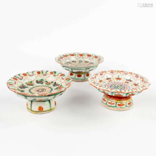 Three pieces of Benjarong porcelain tazza. 19th/20th C. (H:5...