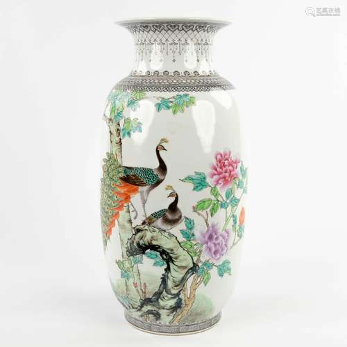 A Chinese vase decorated with peacocks, 20th C. (H:42,5 x D:...