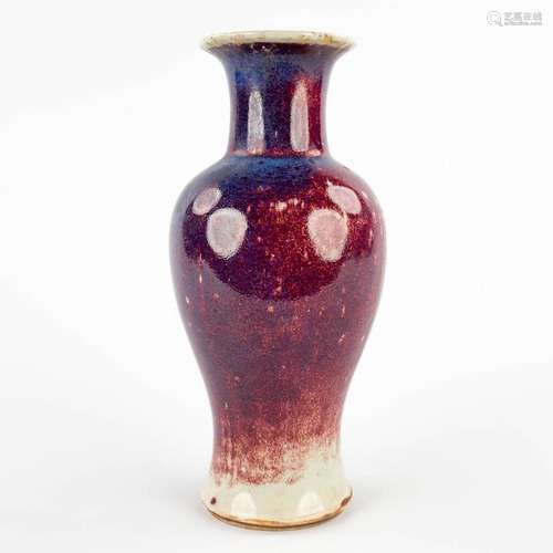 A Chinese flambé glazed vase, 20th C. (H:24 x D:11 cm)