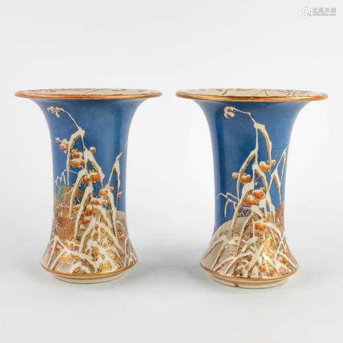 A pair of Japanese vases decorated with fauna and flora. (H:...