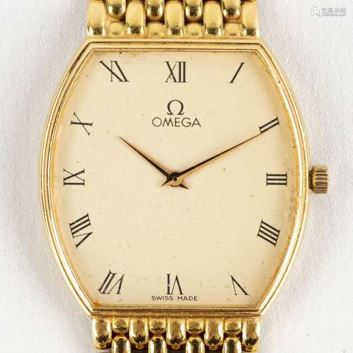 Omega, a men's gold wristwatch with a quartz movement. 59,39...