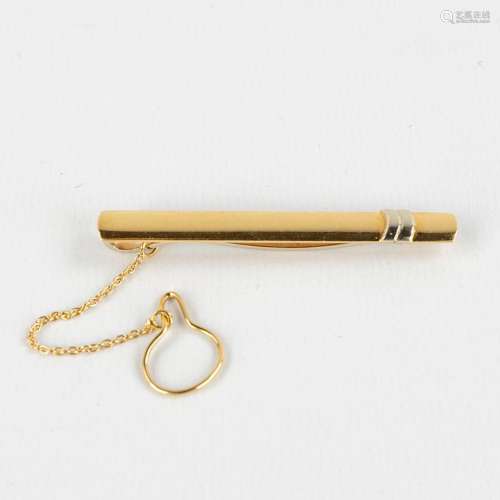 A tie clip, 18kt gold, 8,28g. (W:5,5 cm)