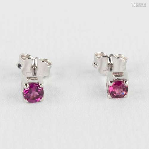 Two earrings with facetted 'Rhodolite', 18kt white gold, 1,0...