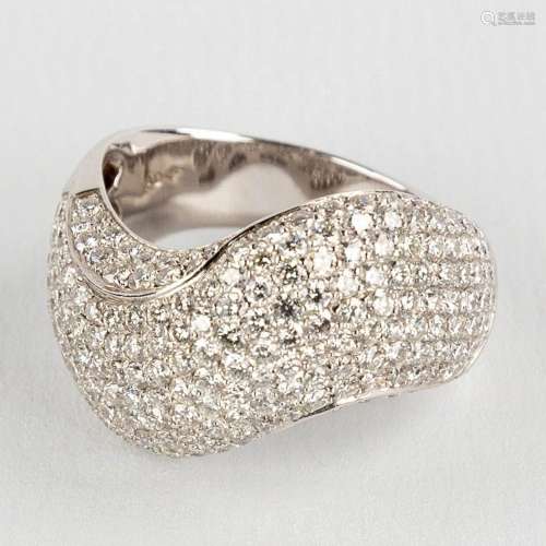 A ring, 18kt white gold with diamonds, approx. 3,86ct. Rings...