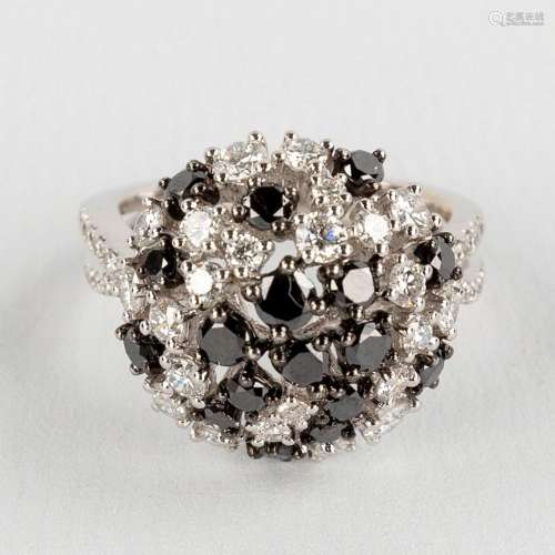 A ring, 18kt white gold with black and white diamonds, total...