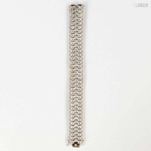 An 18 kt white gold bracelet with 245 facetted diamonds. 49,...