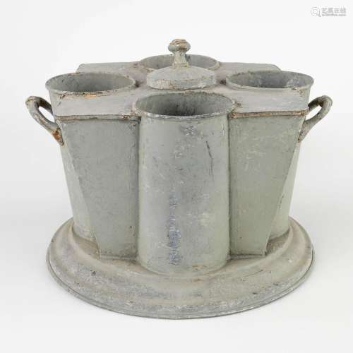 An antique wine cooler, made of zinc. (W:33 x H:25 x D:31 cm...