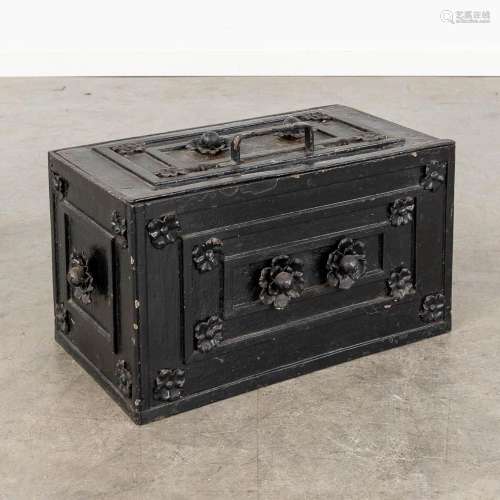 An antique chest, patinated metal, 19th C. (D:29 x W:49 x H:...