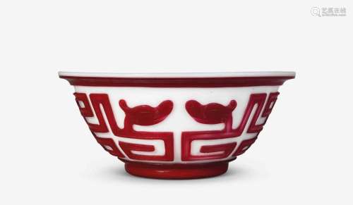 清 白地套红料螭龙纹碗