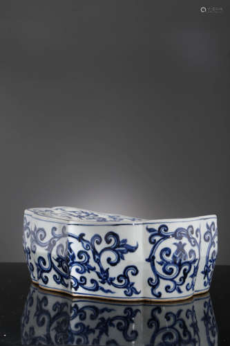 A Blue And White Interlocking Foliate Porcelain Pillow