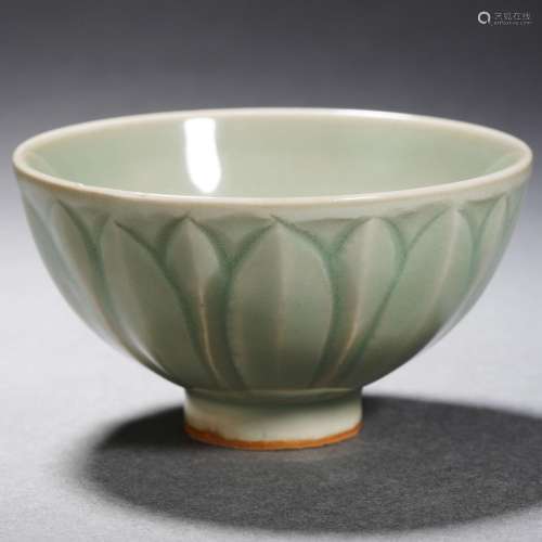 A Longquan Celadon Glaze Lotus Cup