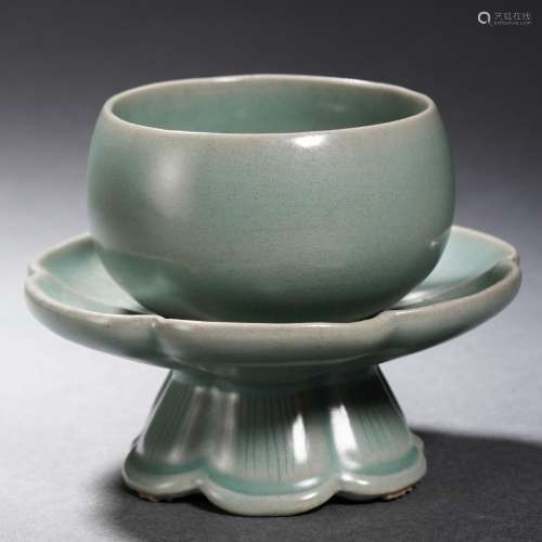 A Longquan Celadon Glaze Cup with Stand