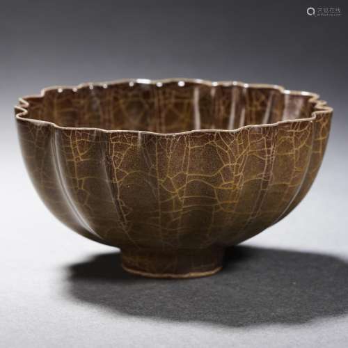 A Pottery Crackle Lobed Cup