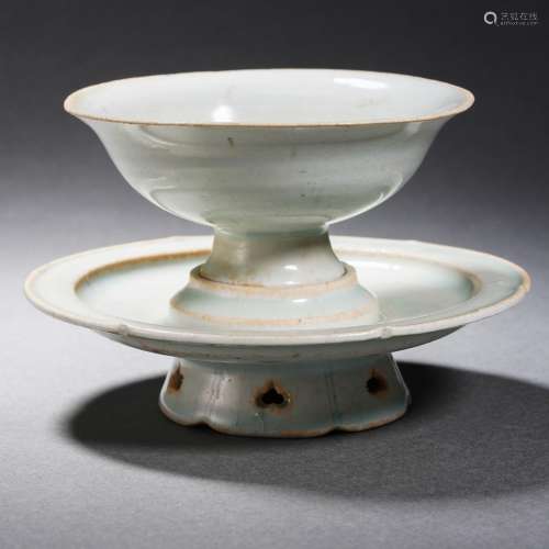 A Qingbai Glaze Cup with Stand