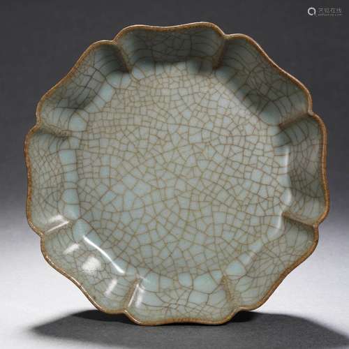 A Guan-ware Crackles Lobed Dish