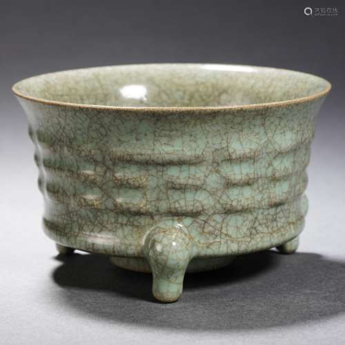 A Guan-ware Crackles Tripod Censer