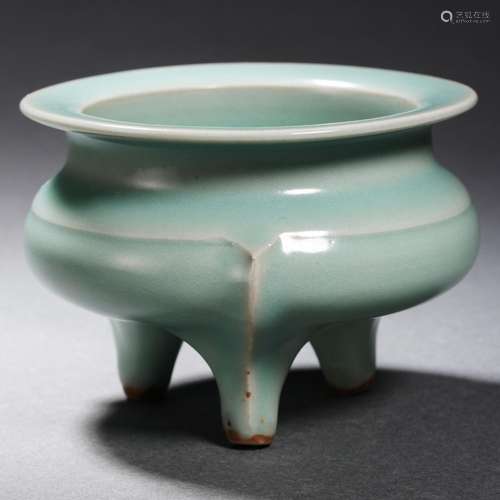 A Longquan Celadon Glaze Tripod Censer