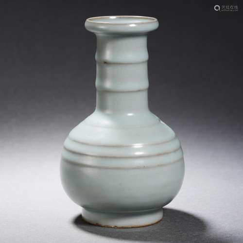 A Guan-ware Banded Bottle Vase