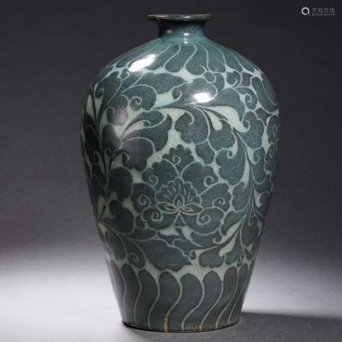 nA Incised Korean Celadon Glaze Vase Meiping