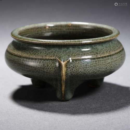 A Pottery Tripod Censer