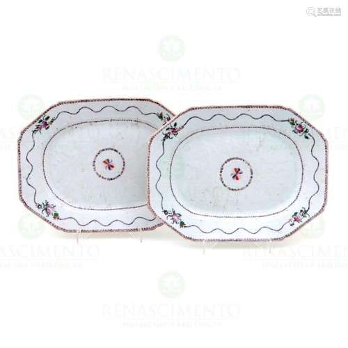 A PAIR OF QIANLONG PLATTERS