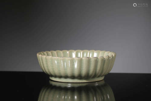 A Celadon Glaze Chrysanthemum Dish