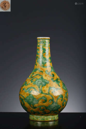 A Yellow Ground Green Ruyi-Pattern Bottle Vase, Xuande Mark