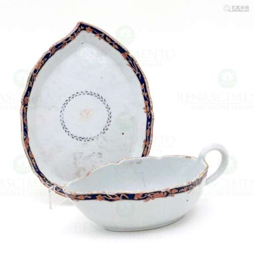 A GRAVY BOAT WITH PLATTER