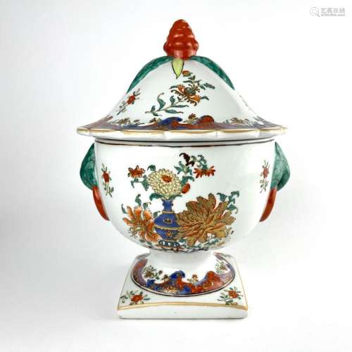 Chinese porcelain centerpiece